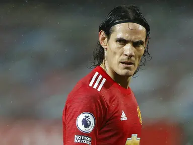 Striker baru Manchester United, Edinson Cavani, saat melawan Chelsea pada laga Liga Inggris di Stadion Old Trafford, Minggu (25/10/2020). Kedua tim bermain imbang 0-0. (Phil Noble/Pool via AP)