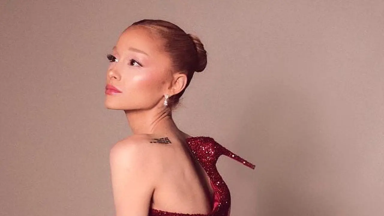 Ada Heels di Punggung Gaun Sequin Merah Ariana Grande, Tampil Sebagai Penyihir Cantik di Oscars 2025