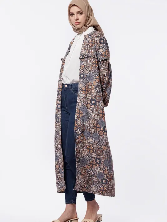 Outerwear panjang dengan motif seperti batik dari Excutive ini versatile dipakai untuk hari raya dan office wear. [Foto @executive]