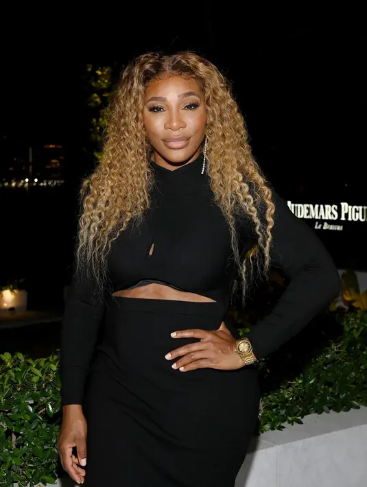 Serena Williams memilih sebuah cut-out dress yang simpel, tapi sungguh cocok untuknya.