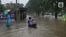 Hujan yang mengguyur Jakarta sejak Kamis (29/2/2024) dini hari mengakibatkan sejumlah jalan di wilayah Cempaka Putih tergenang banjir. (merdeka.com/Arie Basuki)
