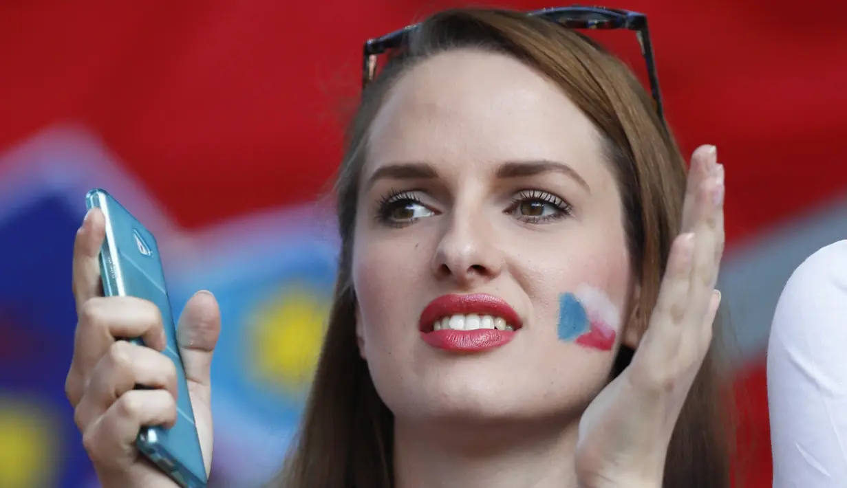 Fans cantik asal Republik Ceska menanti laga grup D antara timnya melawan Kroasia di Stade Geoffroy-Guichard, Saint-Etienne, prancis, (17/6/2016). (REUTERS/Jason Cairnduff)