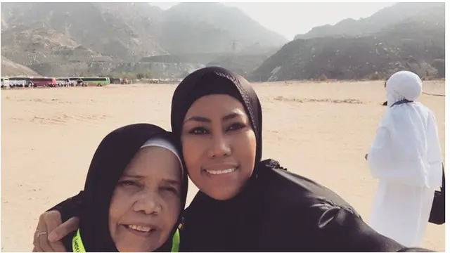 6 Potret Evi Masamba Berhijab, Cantik dan Bikin Pangling