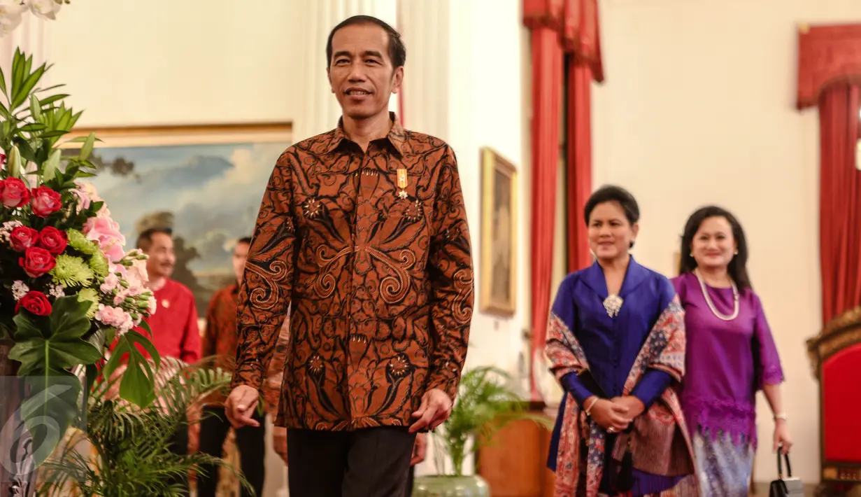 Presiden Jokowi saat menghadiri halal bihalal di Istana Negara, Jakarta, Rabu (22/7). Acara tersebut dihadiri sejumlah menteri kabinet kerja dan pimpinan lembaga negara. (Liputan6.com/Faizal Fanani)