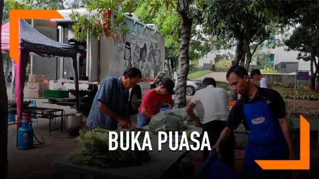 Aksi Cepat Tanggap (ACT) melalui program Humanity Food Truck menyediakan makan siap saji sebanyak 1.000 porsi untuk buka puasa bagi jemaah dan masyarakat sekitar Masjid Raya Jakarta Islamic Centre pada Kamis 16 Mei 2019.