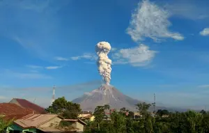 Gunung Sinabung Erupsi Hebat, Abu Vulkanik Capai 3,5 Kilometer
