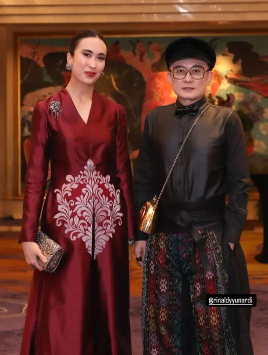Dress yang dikenakan memiliki model dress khas peranakan dengan potongan panjang dan kerah v-neck [@widi.warhana]