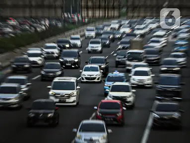 Kepadatan kendaraan roda empat dari arah Bogor menuju Jakarta di Jalan Tol Jagorawi, Cibubur, Jakarta, Minggu (30/4/2023). Kepadatan kendaraan di Tol Jagorawi tersebut merupakan puncak arus balik serta liburan akhir pekan dari arah Puncak Bogor ke arah Jakarta. (Liputan6.com/Faizal Fanani)