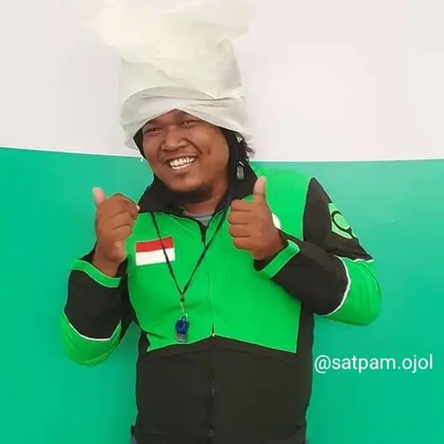Potret Perjuangan Ojol Mengakali Helm BasahPotret Perjuangan Ojol Mengakali Helm Basah
