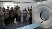 Wakil Menteri Kesehatan (Wamenkes), Dante Saksono Harbuwono meresmikan MRI 3 Tesla RSUD Kota Bogor, Sabtu (13/11/2021). (Foto:Liputan6/Achmad Sudarno).