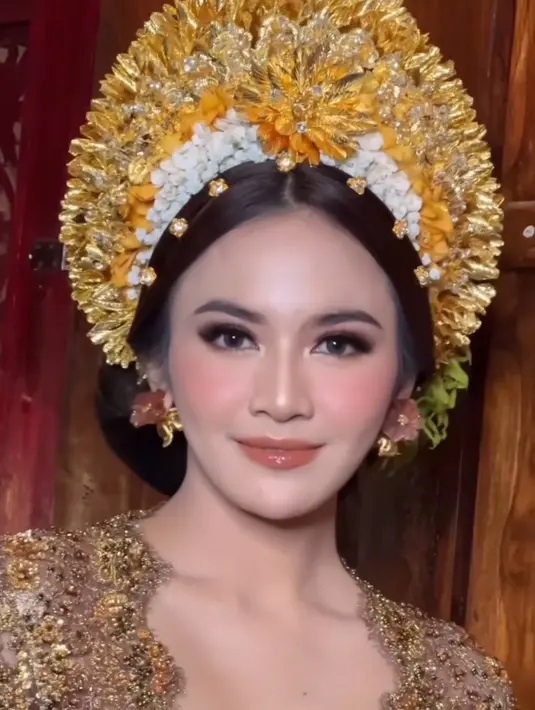 Riasan mata dibuat lebih “menyala” dengan bulu mata bervolume dan eyeliner tebal. Dengan blush on bernuansa warm. Dengan alis mata menyesuaikan.  [@ochiipramita]