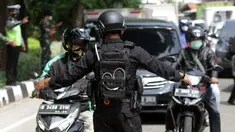 Petugas dari Korps Brimob melakukan penyekatan di Jalan Lenteng Agung Raya, Jakarta, Selasa (6/7/2021). Penyekatan dilakukan untuk mengurangi mobilitas warga selama pemberlakukan PPKM Darurat se Jawa-Bali 3-20 Juli 2021. (Liputan6.com/Helmi Fithriansyah)