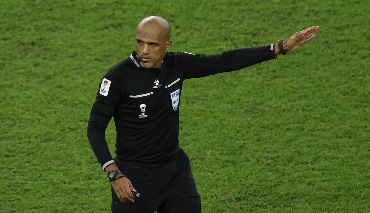 <p>Pertandingan Timnas Indonesia melawan Bahrain pada Grup C Kualifikasi Piala Dunia 2026 yang berlangsung di Bahrain National Stadium, Riffa, Kamis (10/10/2024) diwarnai dengan kontroversi dari wasit Ahmed Al Kaf. (AFP/Karim Jaafar)</p>