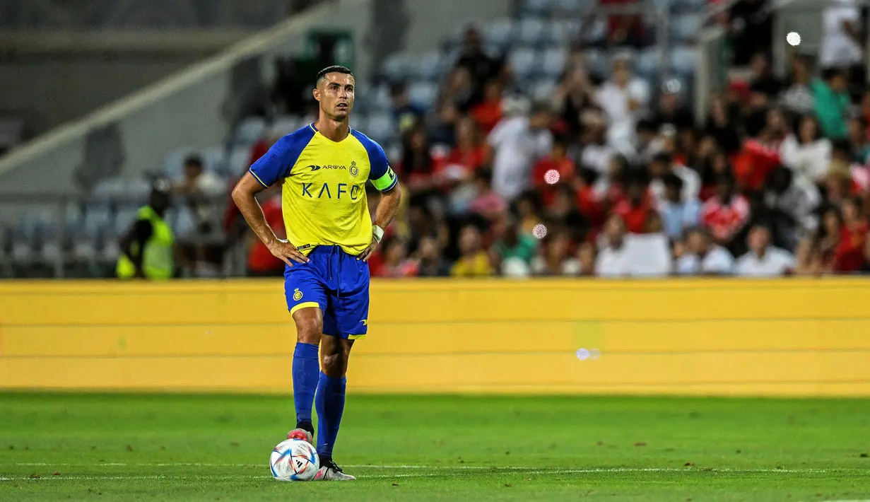 <p>Ekspresi pemain Al Nassr, Cristiano Ronaldo, setelah gawang klubnya kebobolan oleh Benfica dalam pertandingan pramusim yang berlangsung di Estadio Algarve, Portugal, Jumat (21/7/2023) WIB. Tiga gol Benfica di babak pertama membuat Ronaldo terlihat frustrasi. (AFP/Patricia De Melo Moreira)</p>