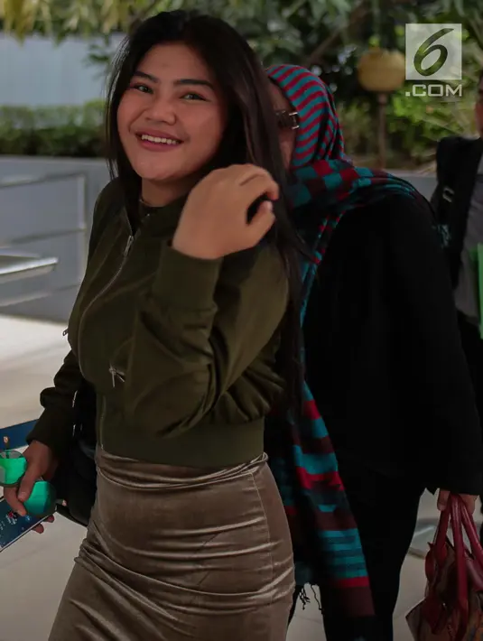 Rosa Meldianti atau yang akrab disapa Meldi membuat laporan ke Polda Metro Jaya, Jakarta, Selasa (6/11). Meldi melaporkan balik pedangdut yang juga tantenya, Dewi Perssik atas tuduhan telah melakukan pencemaran nama baik. (Liputan6.com/Faizal Fanani)