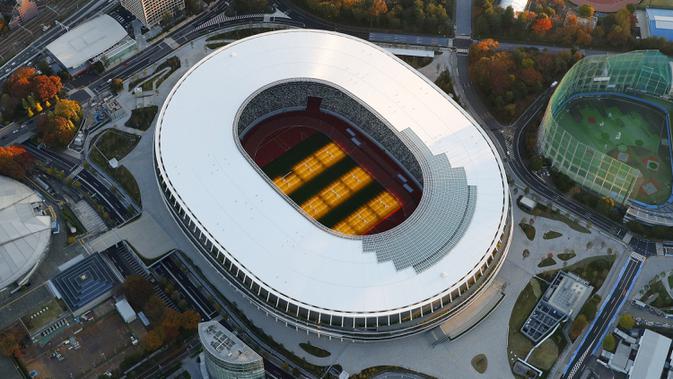 Stadion Nasional Tokyo yang baru untuk Olimpiade dan Paralimpiade Tokyo 2020 terlihat setelah selesai direnovasi di Tokyo (30/11/2019). Stadion bernilai 1,4 miliar dolar AS itu akan dibuka untuk pertama kalinya pada Desember 2019. (Naoya Osato/Kyodo News via AP)