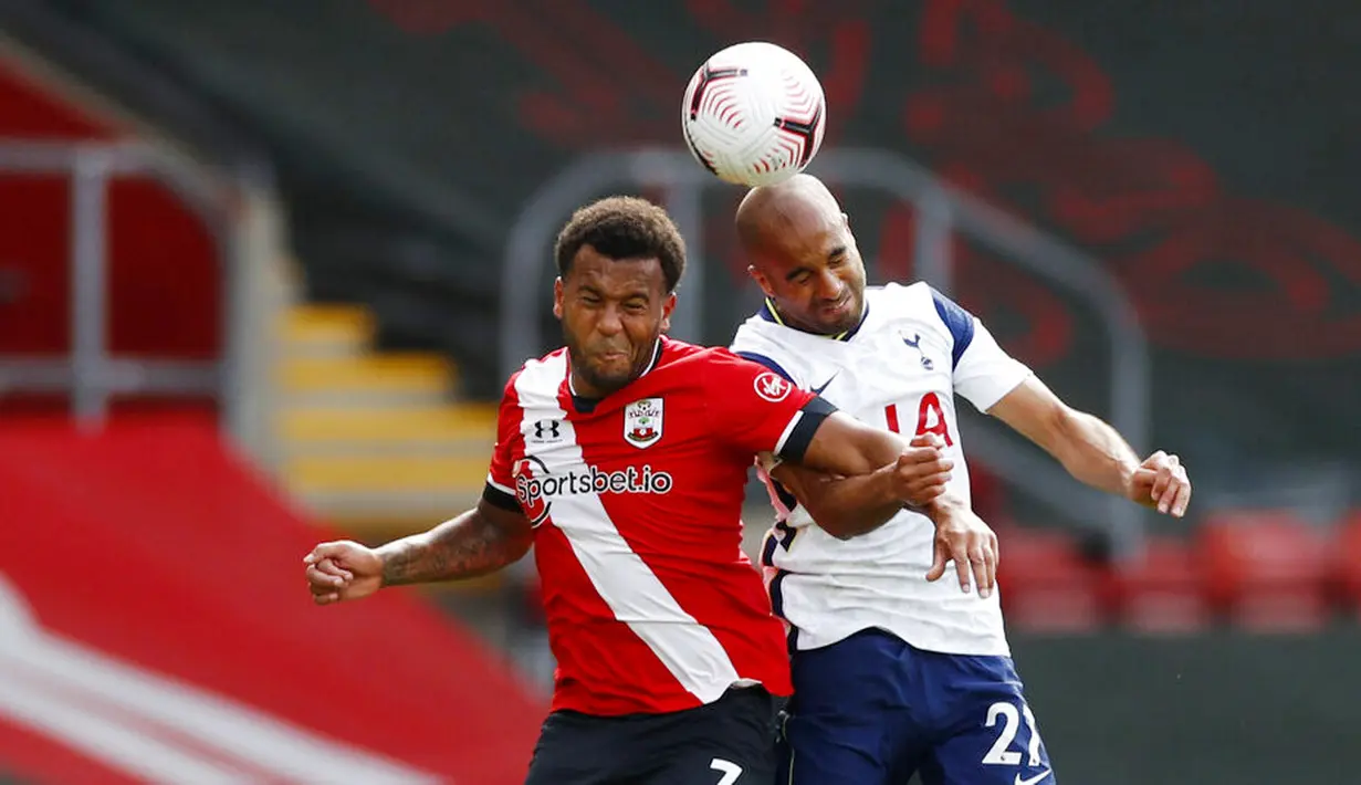 Pemain Tottenham Hotspur, Lucas Moura, duel udara dengan pemain Southampton, Ryan Bertrand, pada laga Liga Inggris di Stadion St. Mary's, Minggu, (20/9/2020). Tottenham menang dengan skor 5-2. (Andrew Boyers/Pool via AP)