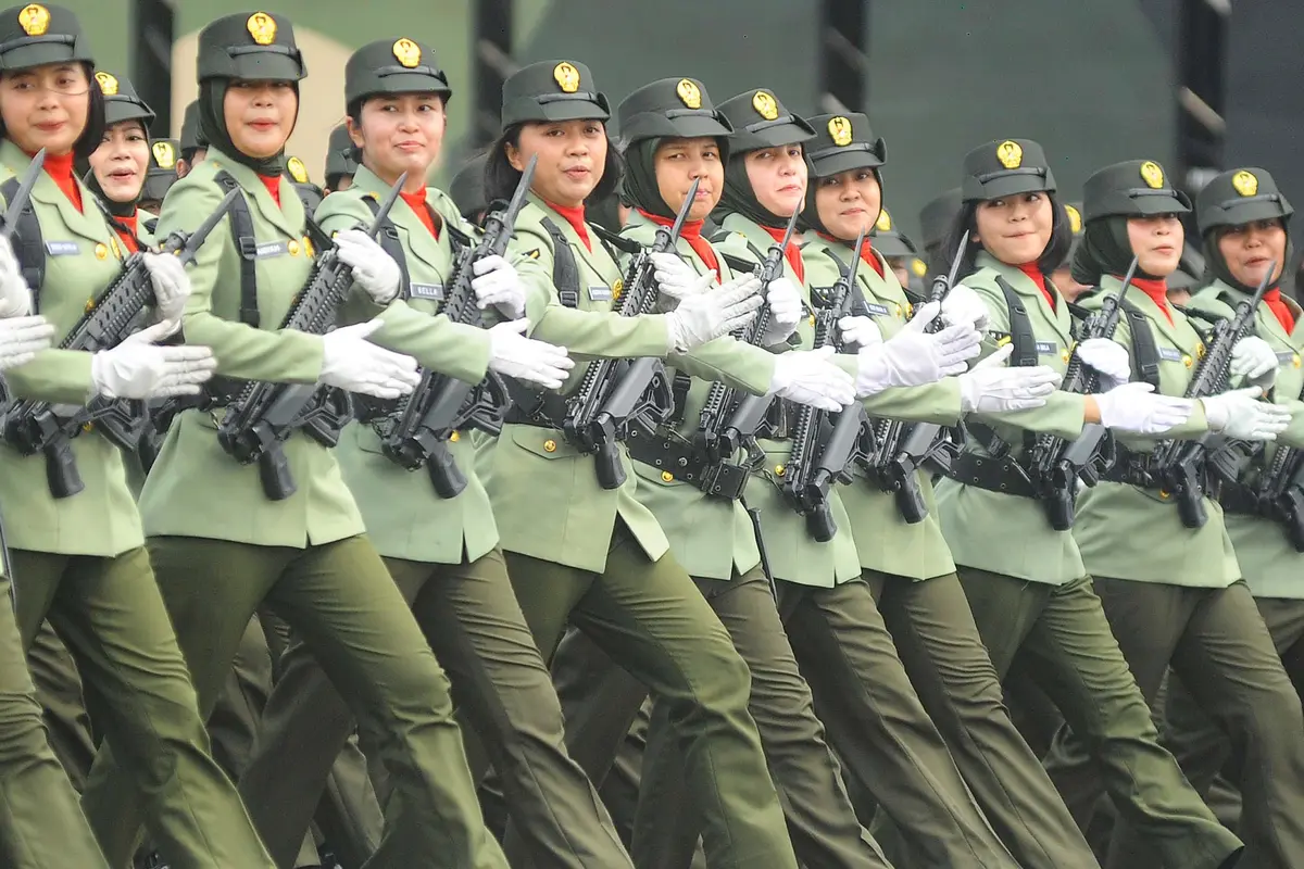 Defile Pasukan dan Alutsista Meriahkan Gladi Bersih HUT ke-79 TNI