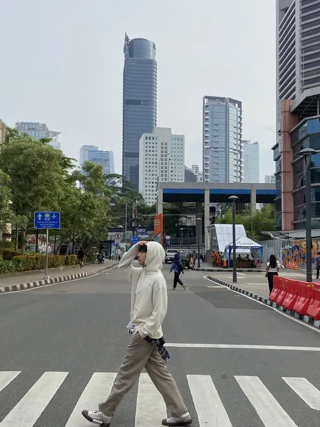 Semakin Melokal, Renjun NCT Dream Pamer Catwalk di Zebra Cross Citayam Fashion Week