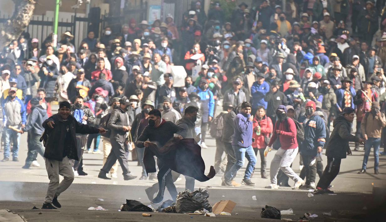Para demonstran bentrok dengan petugas polisi Bolivia selama unjuk rasa menentang Presiden Rodrigo Paz di La Paz pada 25 Mei 2026. (Marvin RECINOS/AFP)