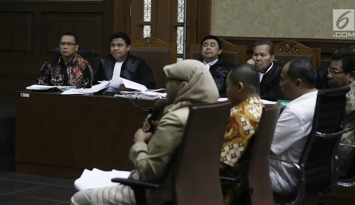 Terdakwa korupsi pengadaan dan pelaksanaan pembangunan kampus IPDN Sumbar di Kab Agam TA 2011, Dudy Jocom mendengarkan keterangan saksi dari JPU saat menjalani sidang di Pengadilan Tipikor Jakarta, Rabu (12/9). (Liputan6.com/Helmi Fithriansyah)