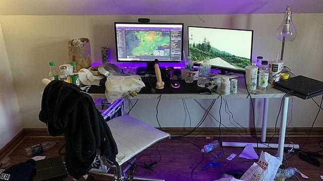 7 Potret Mimpi Buruk Work from Home, Meja Kerja Berantakan Banget