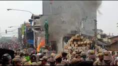Situasi semakin tak terkendali ketika alat berat digerakan menghancurkan rumah. Warga pun semakin bereaksi melempari petugas dengan batu. Petugas kepolisian membalas menembakan gas air mata. 