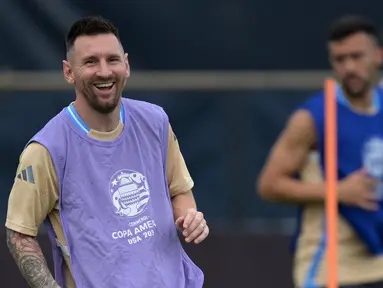 Pemain Argentina, Lionel Messi mengikuti latihan menjelang final Copa America 2024 melawan Kolombia di Florida International University (FIU), Miami, Florida, Amerika Serikat, Minggu (14/03/2024) WIB. (AFP/Juan Mabromata)