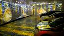 Orang-orang duduk di mobil mereka menikmati pameran seni Vincent Van Gogh di Toronto, Ontario, Kanada pada 3 Juli 2020. Pameran seni di masa pandemi Covid-19 mendatangkan ide kreatif para penyelenggara kegiatan dengan memamerkan hasil karya seni lewat konsep drive-in. (Cole BURSTON/AFP)