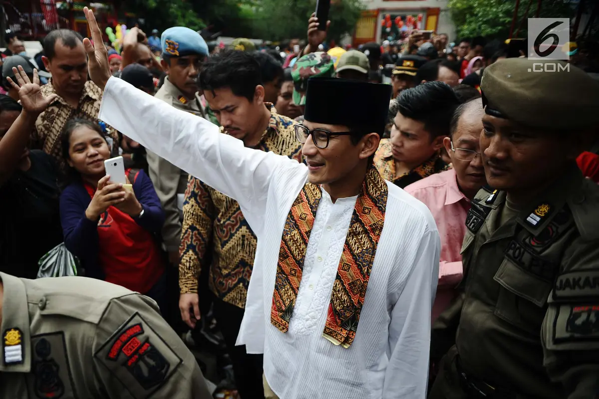 Sandiaga Uno Sambangi Vihara Dharma Bakti