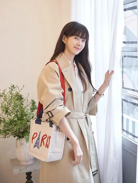 Lee Yo Won tampil menawan dengan padanan dress dan long coat krem. IG/yowon_official].