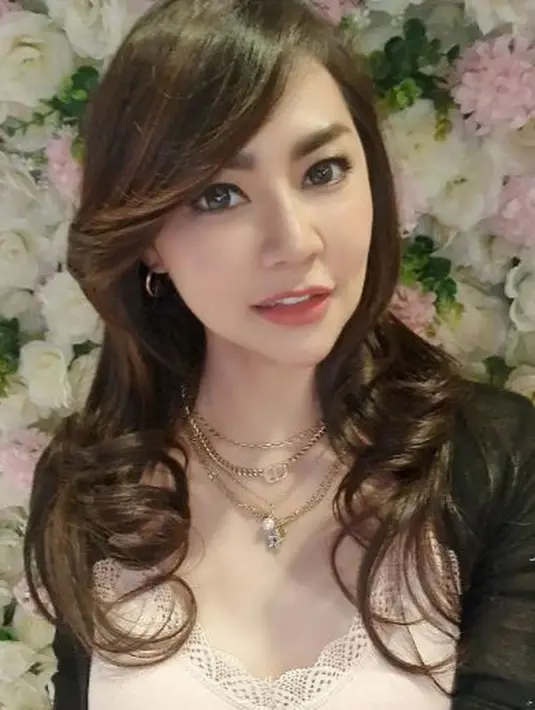 Tessa Kaunang saat tampil dengan lingerie pink dan outer hitam. Gayanya sudah terkesan menggoda. Ia membiarkan outer-nya terbuka, memperlihatkan tank top beraksen rendanya dengan jelas. Aura seksinya semakin menggelegar berkat lipstik merah merona serta rambut ikalnya yang terurai. (Instagram/tessakaunang_tuiit)