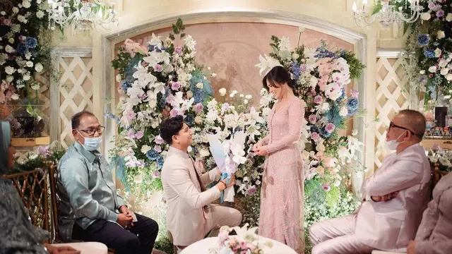 Prosesi lamaran Qausar Harta Yudana dan Masayu Clara (Foto: Instagram/@masayuclara/@@alurafotografi)