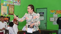 Top 3 Berita Hari Ini: Potret Nafa Urbach Berbusana Batik, Hadiri Rapat Kerja DPR RI sampai Kunjungan Dapil