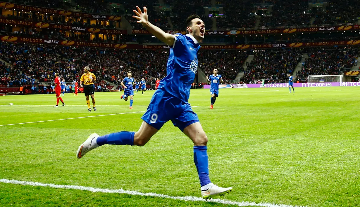 Penyerang Dnipro, Nikola Kalinic melakukan selebrasi usai mencetak gol ke gawang Sevilla pada final Europa League Sevilla di Stadion Narodowy, Warsawa, Polandia, Kamis (28/5/2015). Sevilla menang 3-2 atas Dnipro Dnipropetrovsk.  (Reuters/Kai Pfaffenbach)