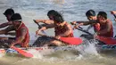 Mereka mendayung dengan penuh semangat di hadapan penonton yang membludak menyaksikan lomba dayung tradisional khas daerah Kuantan Singingi. (Wahyudi/AFP)