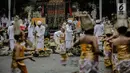 Suasana prosesi upacara Tawur Agung Kesanga 2019 di Pura Aditya Jaya Rawamangun, Jakarta, Rabu (6/3). Prosesi Tawur Agung yang dihadiri umat Hindu merupakan rangkaian perayaan Hari Raya Nyepi Tahun Baru Saka 1941. (Liputan6.com/Faizal Fanani)