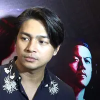 Deva Mahenra berkarir di berbagai bidang di dunia hiburan.