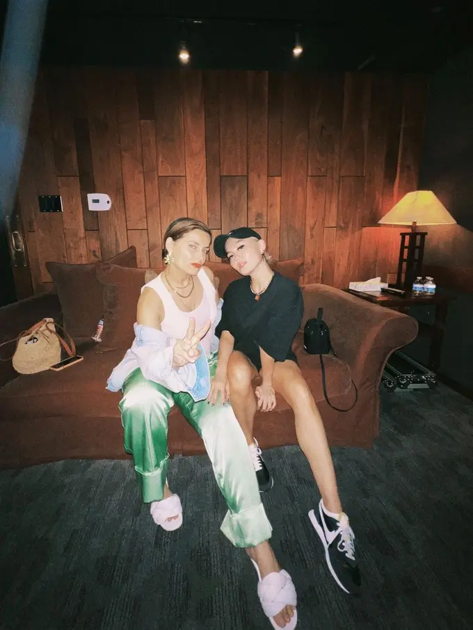 Kebersamaan Agnez Mo dengan Nelly Furtado (Foto: Instagram @agnezmo)