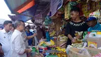 Menteri Perdagangan Zulkifli Hasan blusukan di Pasar Mardika, Ambon, Maluku, Minggu (18/6/2023). Ia datang dengan tujuan melihat harga kebutuhan pokok (bapok) yang dijual di pasar.