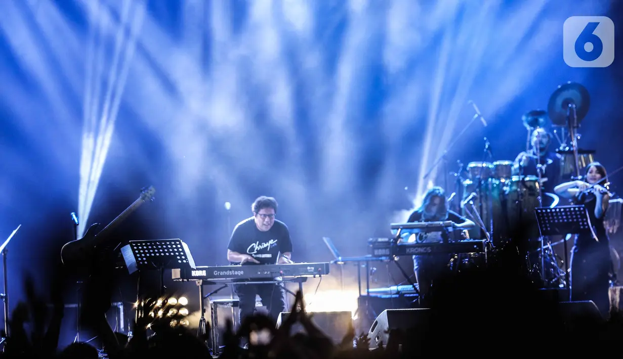 Komposer Erwin Gutawa tampil dalam Synchronize Fest 2019 yang bertajuk Chrisye Live by Erwin Gutawa di Gambir Expo, Jakarta, Sabtu (5/10/2019). Panggung untuk mengenang Chrisye tersebut Erwin Gutawa membawakan sejumlah lagu di antaranya Hura-Hura, Angin Malam, dan Cinta. (Liputan6.com/Faizal Fanani)