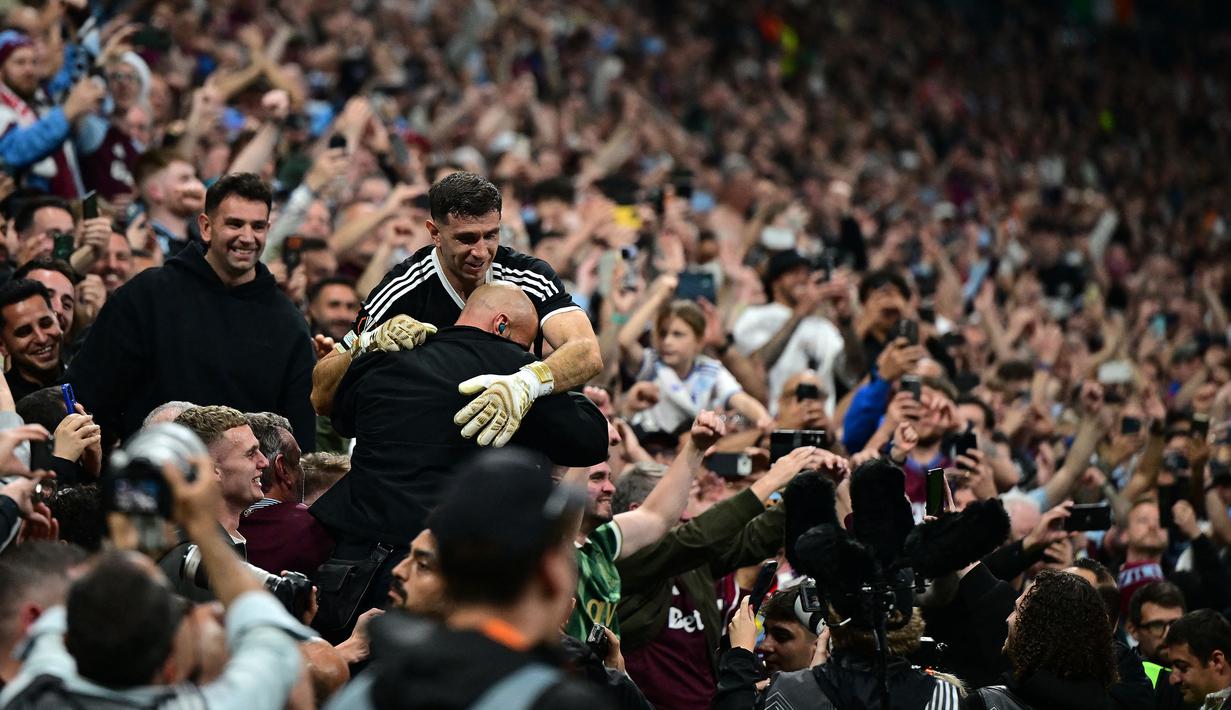 Publik Aston Villa tak mampu menutupi rasa suka cita mereka dengan kesuksesan ini. (AFP/Yasin Akgul)