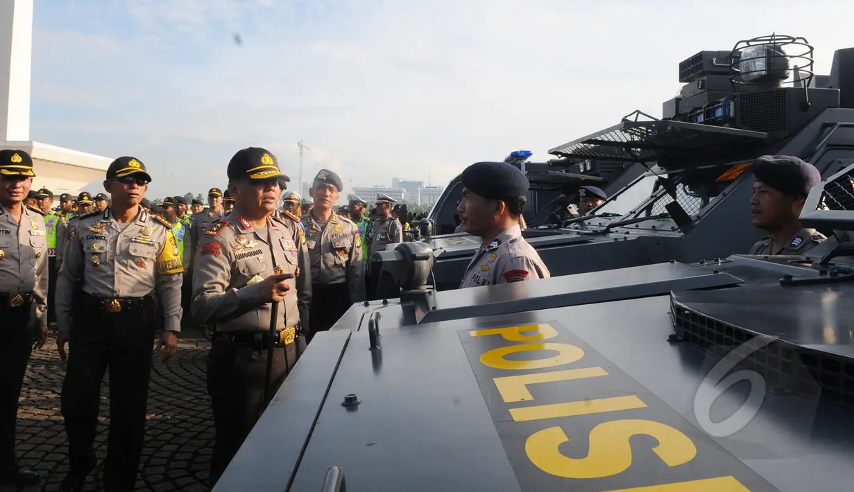 Kapolda Metro Jaya Irjen Unggung Cahyono (tengah) memeriksa kesiapan anggotanya pada apel gelar pasukan dalam rangka kesiapan pengamanan KAA ke-60 di Kawasan Monas, Jakarta,  Rabu (8/4/2015). (Liputan6.com/Herman Zakharia)