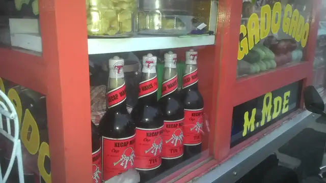 Deretan kecap kuntji di salah satu gerobak roda penjual Kupat Tahu di Garut