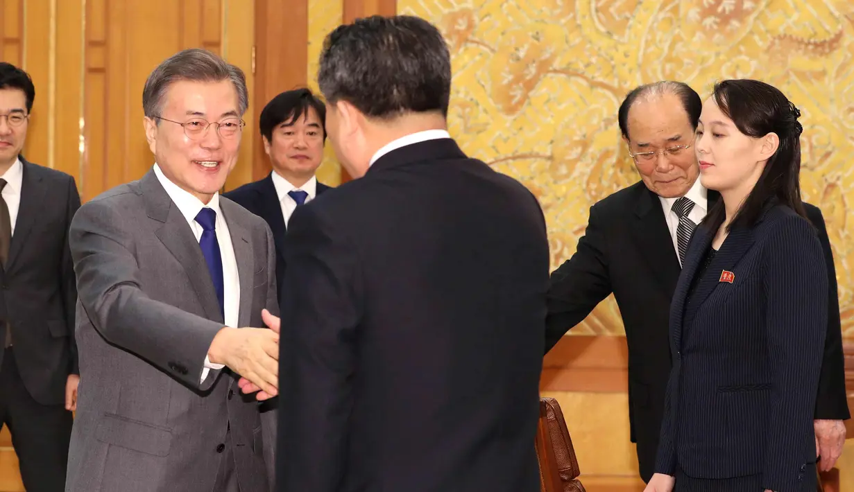 Ekspresi Kim Yo Jong saat melakukan pertemuan dengan Presiden Korsel, Moon Jae-in di Seoul, Korea Selatan, Sabtu, (10/2). Presiden Moon mengadakan makan siang untuk pejabat senior Korut termasuk adik Kim Jong-Un. (Kim Ju-sung/Yonhap via AP)
