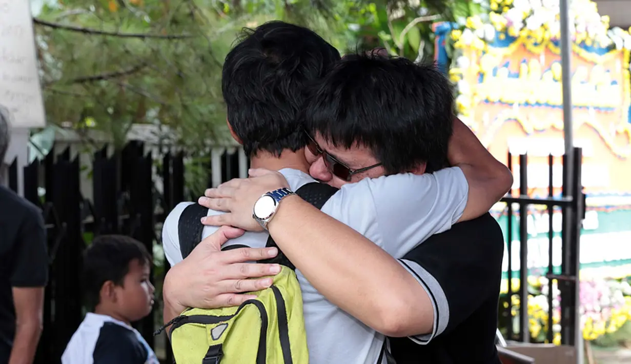 "Iya, dimakamin di dekat rumah. TPU Iqro, Jatimakmur, Pondok Gede setelah salat Ashar. Karena memang masih nunggu anak-anaknya datang semua ke sini juga," ucap Boni, kakak kandung pertama Leo. (Deki Prayoga/Bintang.com)