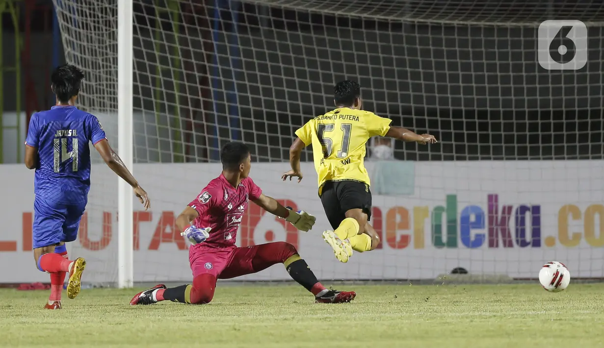 Pemain Barito Putera Alif Jaelani (kanan) saat mencetak gol pertama ke gawang Arema FC dalam pertandingan babak penyisihan Piala Menpora 2021 di Stadion Manahan, Solo, Kamis (25/3/2021). Arema FC kalah 1-2. (Bola.com/Arief Bagus)