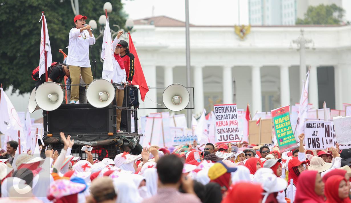 Massa berorasi menyampaikan tuntutannya di depan Istana Merdeka, Jakarta, Senin (28/9/2015). Riabuan bidan dari berbagai daerah berunjuk rasa menuntut pengangkatan status kepegawaian menjadi PNS. (Lipuutan6.com/Faizal Fanani)