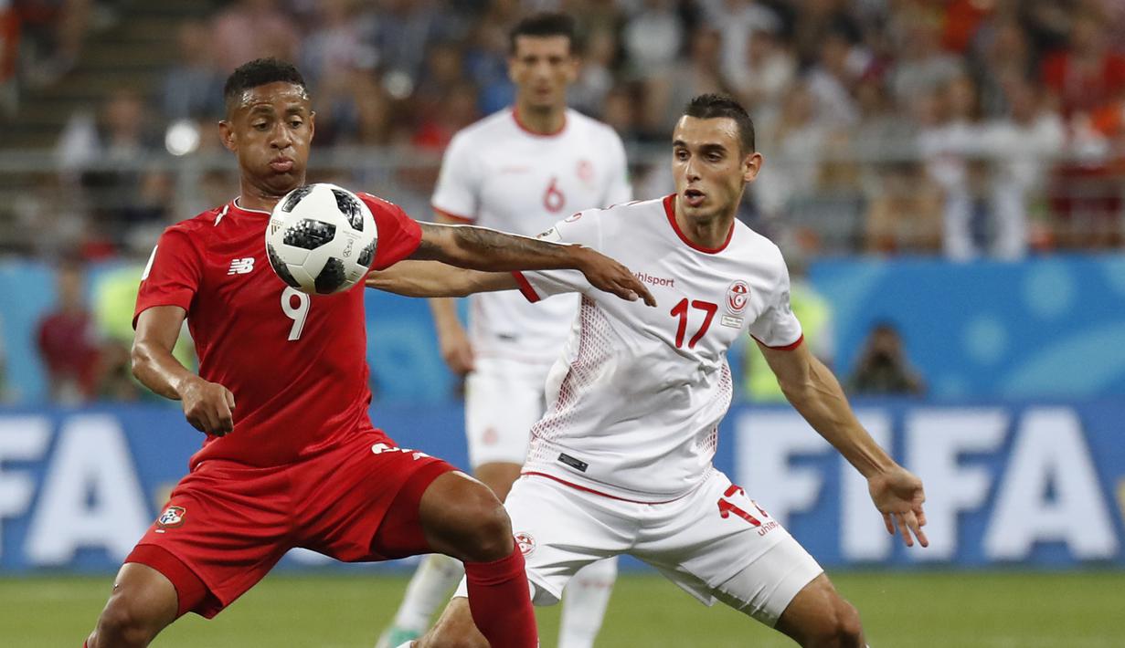 Striker Panama, Gabriel Torres, berusaha melewati gelandang Tunisia, Ellyes Skhiri, pada laga grup G Piala Dunia di Mordovia Arena, Saransk, Kamis (28/6/2018). Tunisia menang 2-1 Panama. (AP/Pavel Golovkin)