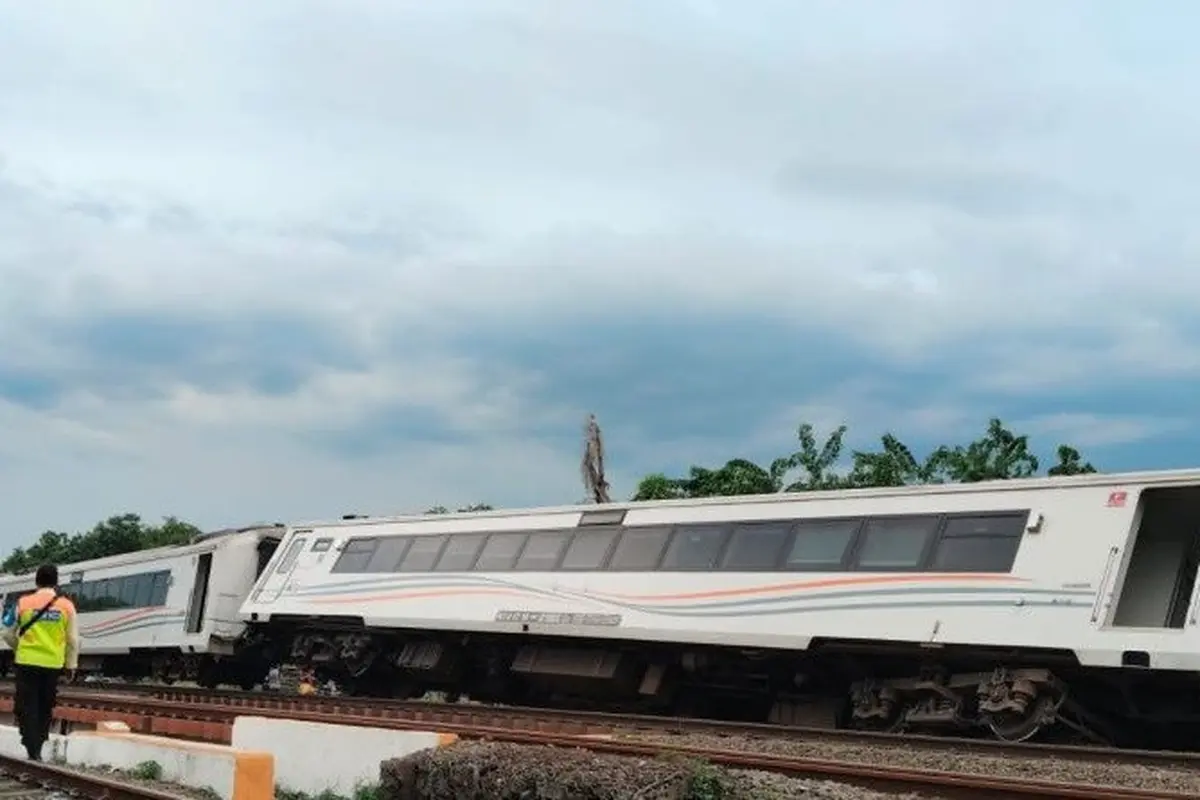 Kereta Api (KA) Purwojaya relasi Gambir–Kroya (Cilacap) anjok.